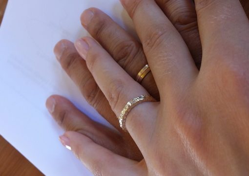 ידיים אוחזות