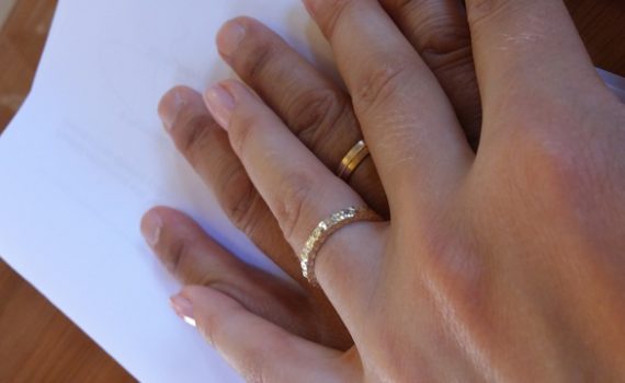 ידיים אוחזות