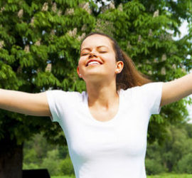 בחורה עם ידיים פתוחות