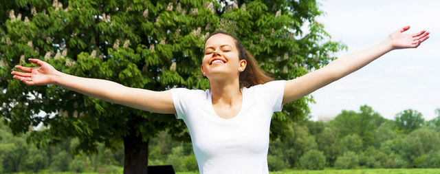 בחורה עם ידיים פתוחות