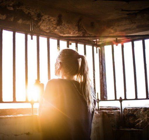 בחורה אחרי סורגיo