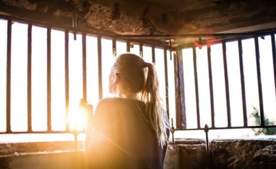 בחורה אחרי סורגיo